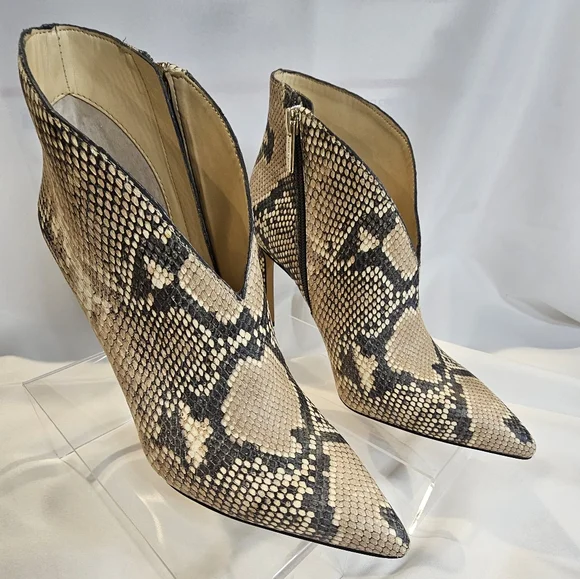 Vince Camuto VC-Sestrind Ankle Bootie - Picture 9 of 9